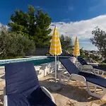 Ana *